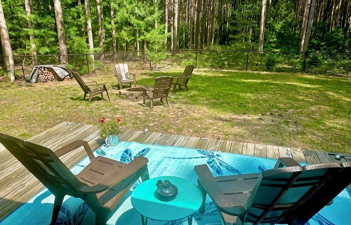 10 acres of woodland PRIVACY:  charming 3-bedroom home by Manistee w/ WiFi, AC