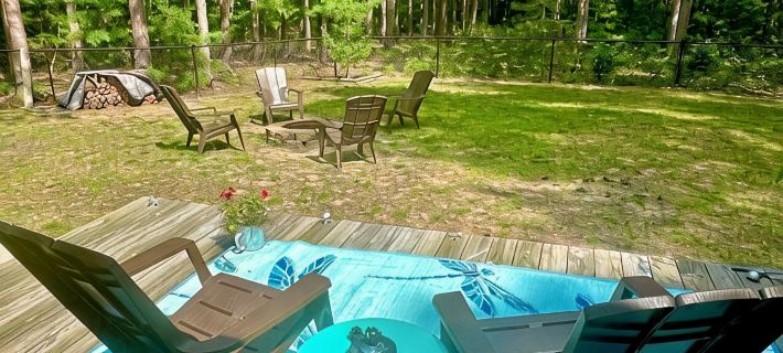 10 acres of woodland PRIVACY:  charming 3-bedroom home by Manistee w/ WiFi, AC Hotels in Manistee County
