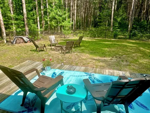 10 acres of woodland PRIVACY:  charming 3-bedroom home by Manistee w/ WiFi, AC