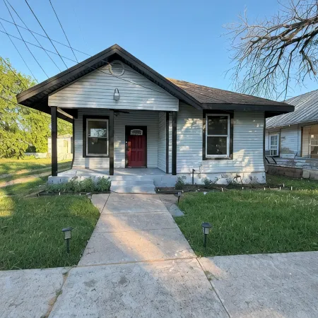 3-bedroom house in charming Waco with WiFi, AC. Start your getaway