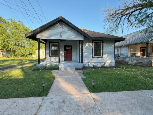 3-bedroom house in charming Waco with WiFi, AC. Start your getaway - บังกะโล