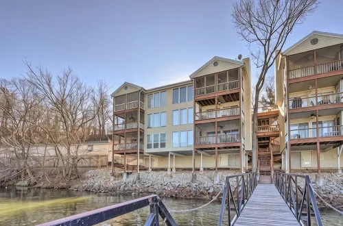 Lake Front Getaway - Lake of the Ozarks - Homestays