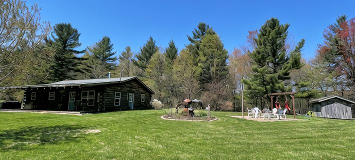 Country Creek Retreat: cozy 2-bedroom cabin with AC, WiFi, & forested privacy Hotels in Jackson County