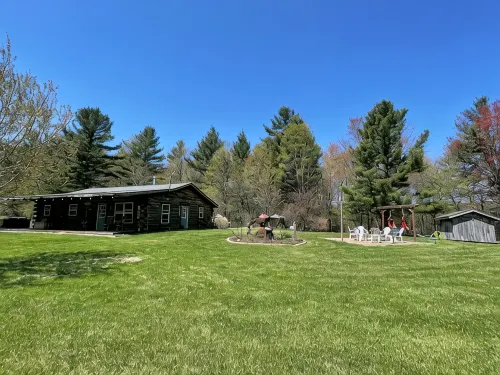 Country Creek Retreat: cozy 2-bedroom cabin with AC, WiFi, & forested privacy