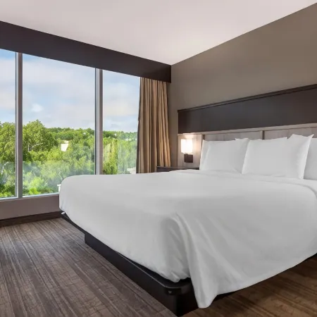 Best Western Plus Chocolate Lake Hotel