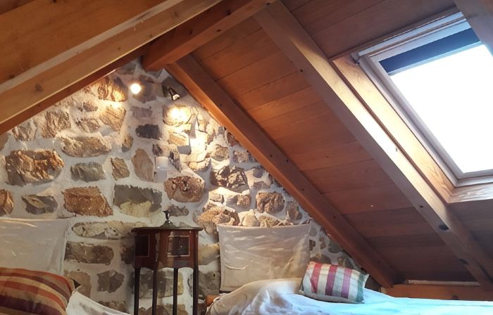 Completely renovated small stone house with sea view near Split