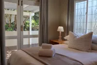 Stylish & Cozy House - 5min from the beach!