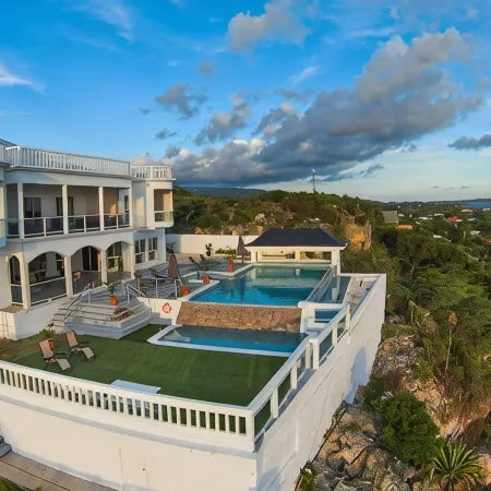 Coral Bay Chateau - Luxury Villa in Treasure Beach