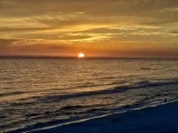 Dreamy Oceanfront Penthouse: Indulge in Luxury Spa, Panoramic Views & Beach Fun! - بوتيك