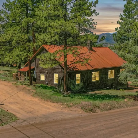 VIntage Cabin/1.5 Acres/Mountain Views