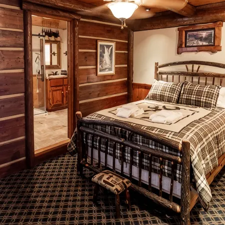 Cozy, Rustic Luxury Cabin on Round Lake, with all of the modern conveniences!