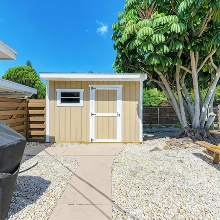 PARADISE RETREAT A 3/2 PET FRIENDLY POOL HOUSE