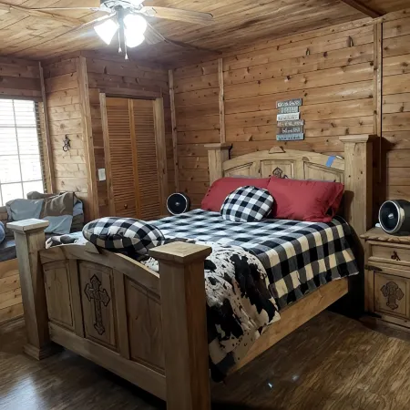 Rustic River Cabin- Located Near the Illinois River!