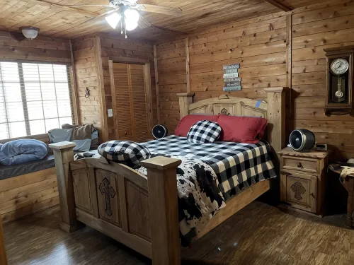 Rustic River Cabin- Located Near the Illinois River!