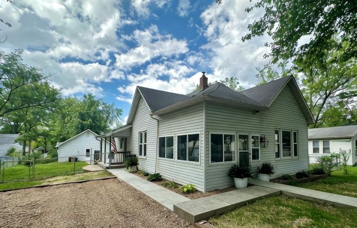 1910 on Route 66 is a Charming historic 2 bedroom 2 bath home, close to downtown
