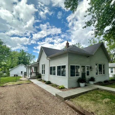 1910 on Route 66 is a Charming historic 2 bedroom 2 bath home, close to downtown