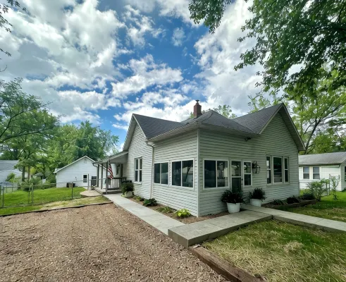 1910 on Route 66 is a Charming historic 2 bedroom 2 bath home, close to downtown
