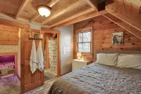 Charming Mountain Ridge View Cozy Cabin near FDR State Park and Callaway Gardens