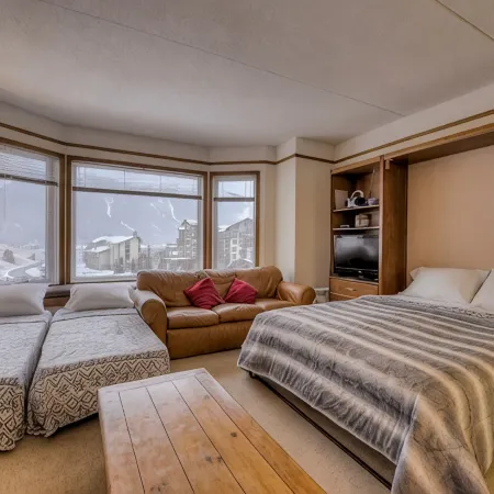 Copper Center Village. Newly renovated. Gas Fireplace. FREE Underground Parking.