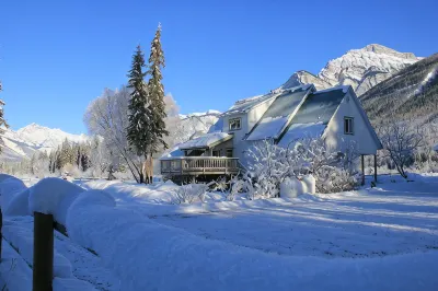Bear Paw Lodge - Mountain Vacation Home Near Golden BC & Kicking Horse. Hotel di 
