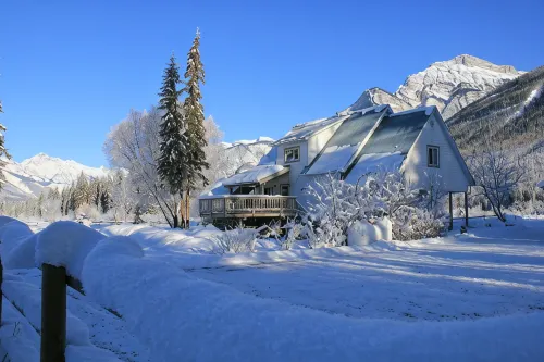 Bear Paw Lodge - Mountain Vacation Home Near Golden BC & Kicking Horse. - 温泉