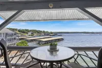 Lakefront - King Bed - Shuffleboard - Salt Water Pool - Views - 3 ดาว
