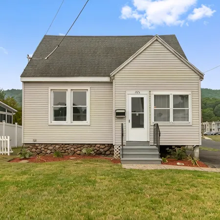 Stylish, Relaxing & Comfy 3 BDR Home. 2 minutes to Lake Compounce