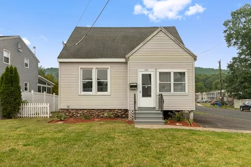 Stylish, Relaxing & Comfy 3 BDR Home. 2 minutes to Lake Compounce