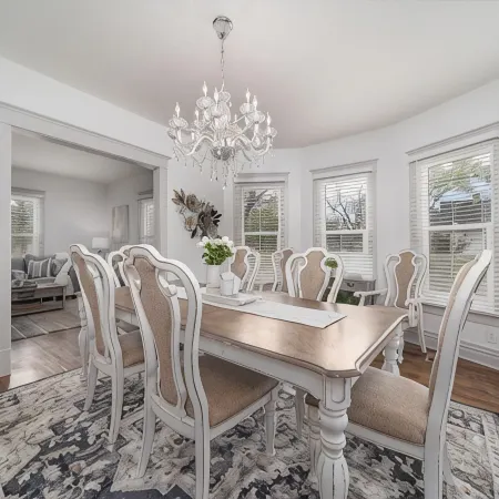 Relax at this charming, cozy DT hideaway - Pet friendly