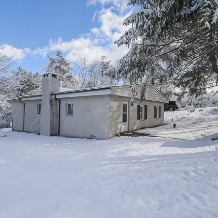 Game room, W/D, Full kitchen, Fire pit, Dog friendly, BBQ, steps to Deep Creek