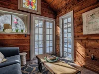 The Lilac Cottage is a charming 2-bedroom house in Cloudcroft with fenced yard! Hotels in Cloudcroft