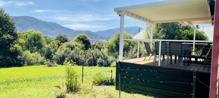Our Beautiful Garden Cottage is a country style house Hotels in Bright