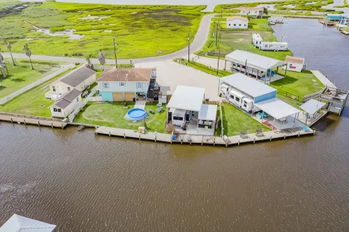 (RV2) Paradise in Sargent. Saltwater canal, minutes to ICW and beach.