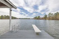 LAKE FRONT WITH GORGEOUS VIEWS & SPACIOUS BACKYARD + LOTS OF AMENITIES - Wifi