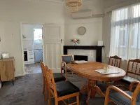 Pretty Villa Close to St Clair Beach Private Parking - วิลล่า