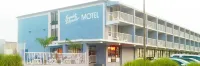 Fenwick Islander Motel Отели в г. 