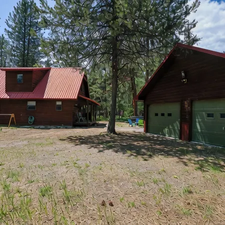 Nine Pines Outpost: Pet Friendly, Hot Tub, Game Room, w/ Private Treetop Escape.