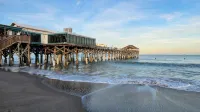 High End 2Br & 2Bath Condo Next to Pier!  Pool, Balcony & Right on the Beach! - Balkoner