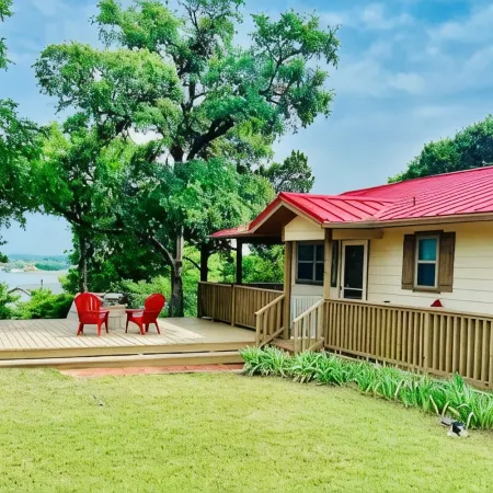 Lake view & tree house vibes with 2 outdoor decks!