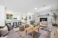 5Min to Lake, 20Min to NRG, Hot Tub, Fire Pit, BBQ. Quiet&Secluded. Pet Friendly