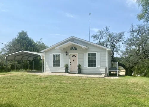 Cheerful 2 Bedroom cottage on the Llano River- Sleeps 6!