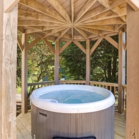Luxury Mountaintop Views with Hot Tub - 1 min to town