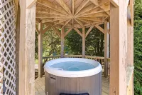 Luxury Mountaintop Views with Hot Tub - 1 min to town - Boutique