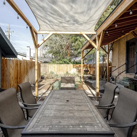NEW Riverside Vintage Gem, Truckee River 1 Block, Centrally Located + Grill Отели рядом с достопримечательностью «Парк Айдлуайлд»