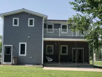 Newly Constructed Second Floor Modern Studio Apartment Unit 2 ~ Sleeps 6