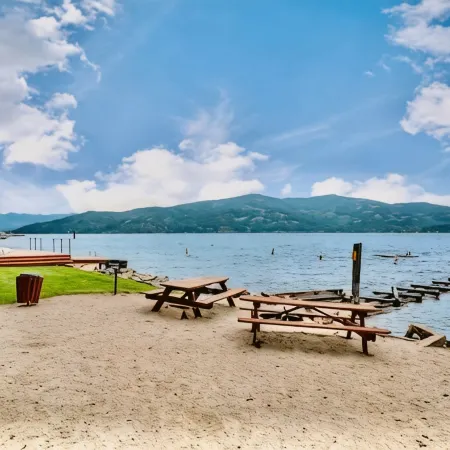 Townhouse in Private Lakeside Community