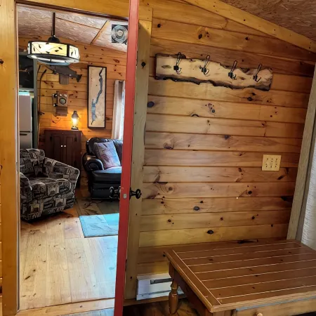 🐎Saratoga Track & Streamside Retreat 🌲 - Relax, Hike, Shop & Dine!