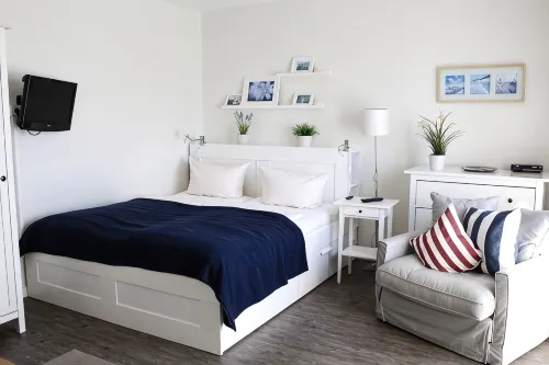 Newly renovated, close to the beach, sunny, south-facing balcony, WLAN - 3-Star