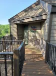 Charming Lake Villa nestled in a quiet cove of Lake of the Ozarks - 4 ดาว