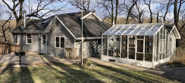 Cozy cottage retreat that’s perfect for recharging. Hotels in Rock County